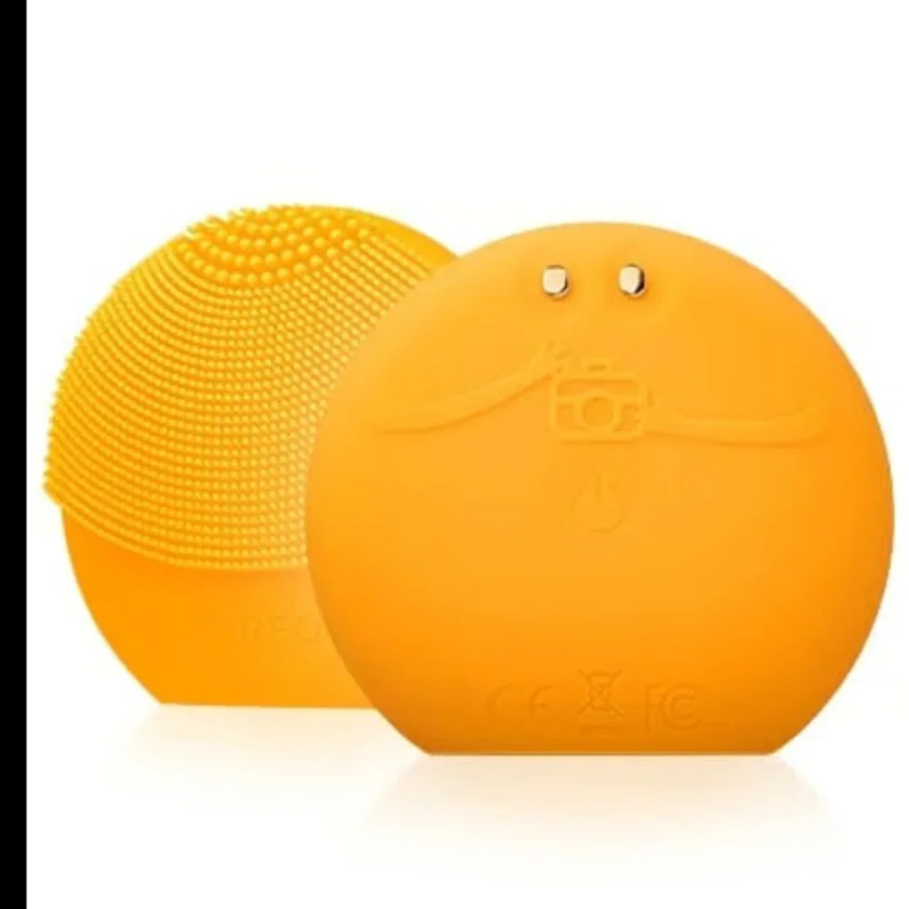 Foreo LUNA Play Smart 2: Your Tiny but Mighty 2-in-1 Personal Beauty Coach - Picture 2 of 4